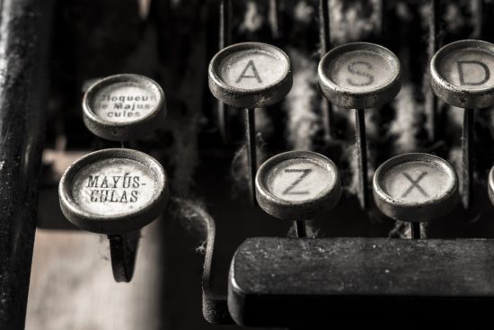 découvrez les subtilités de l'analyse poétique : explorez les thèmes, les techniques littéraires et les émotions véhiculées à travers les vers. une plongée fascinante dans le monde de la poésie pour mieux comprendre et apprécier les œuvres des grands poètes.